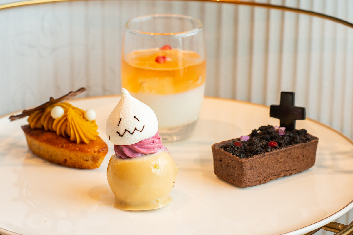 ケーキスタンドの上段には、「マロンムース カシスクリーム おばけメレンゲ」「無花果の焼き菓子 南瓜とシナモンのクリーム くもの巣」など4品のスイーツが