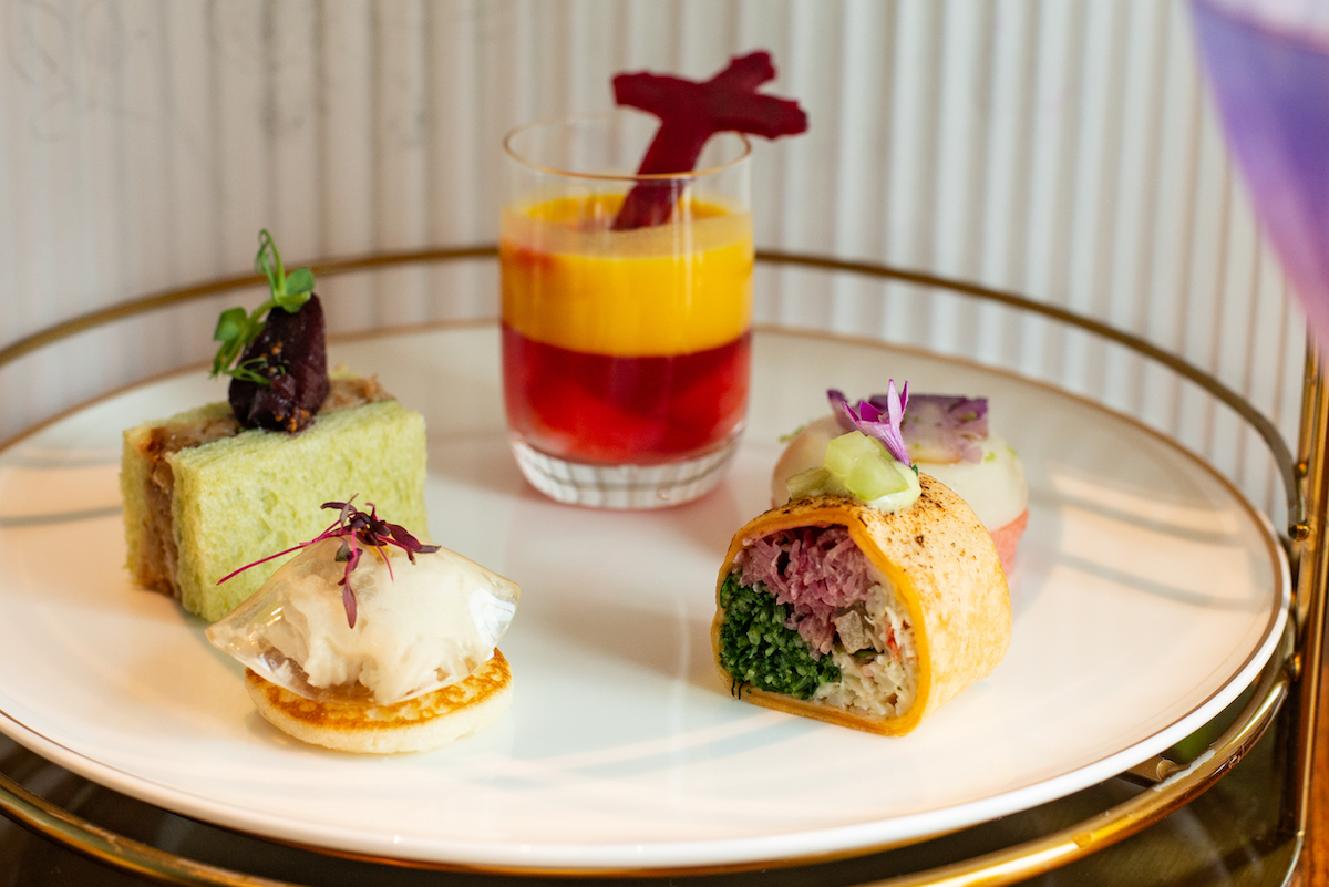 セイボリーは、「ブラッディクロス 天使海老とスカッシュのピューレ ビーツコンソメ」「ズワイ蟹と丘ひじき シャインマスカットのトルティーヤ」など5品が提供されました