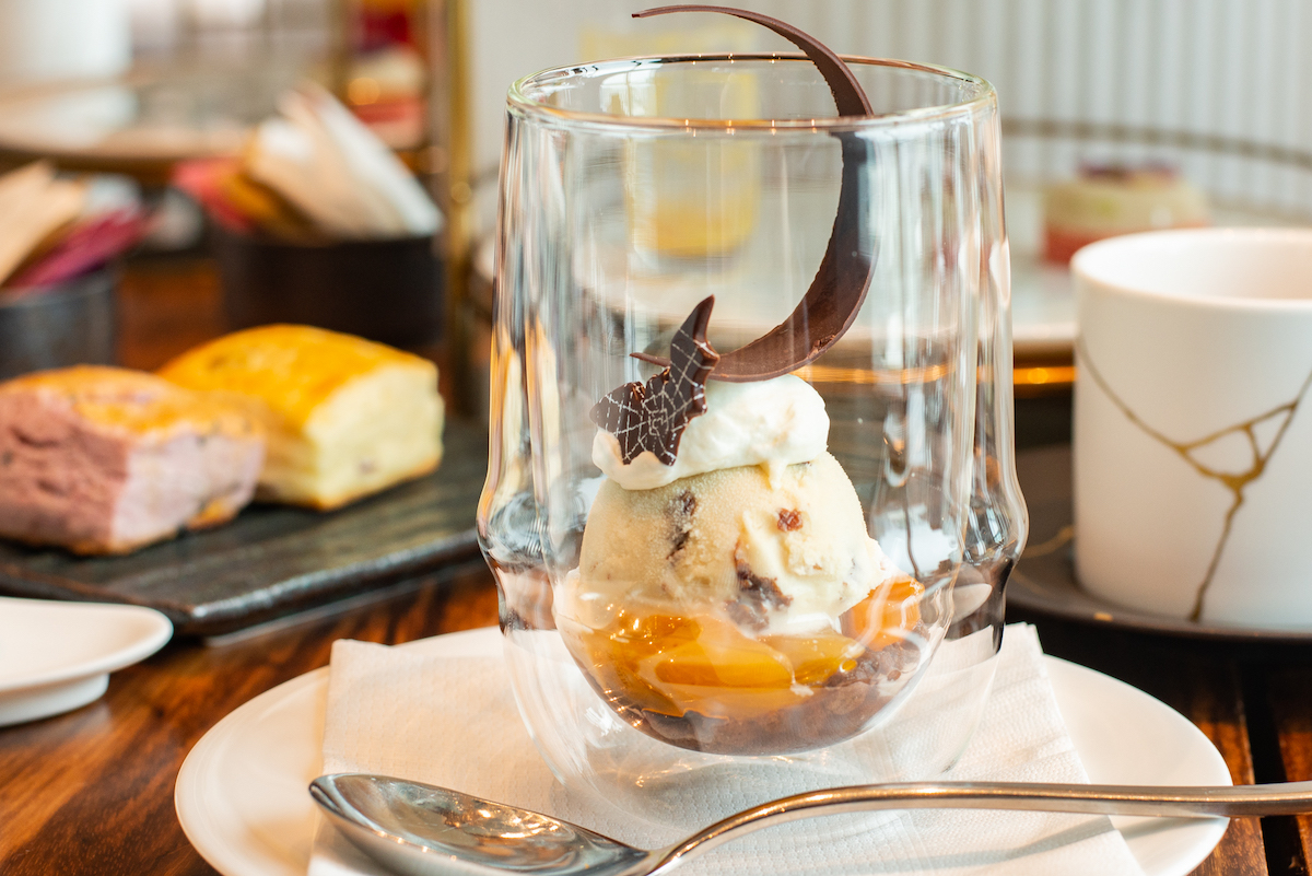 「柿の白ワインコンポート チーズエスプーマ ラムレーズンアイス」