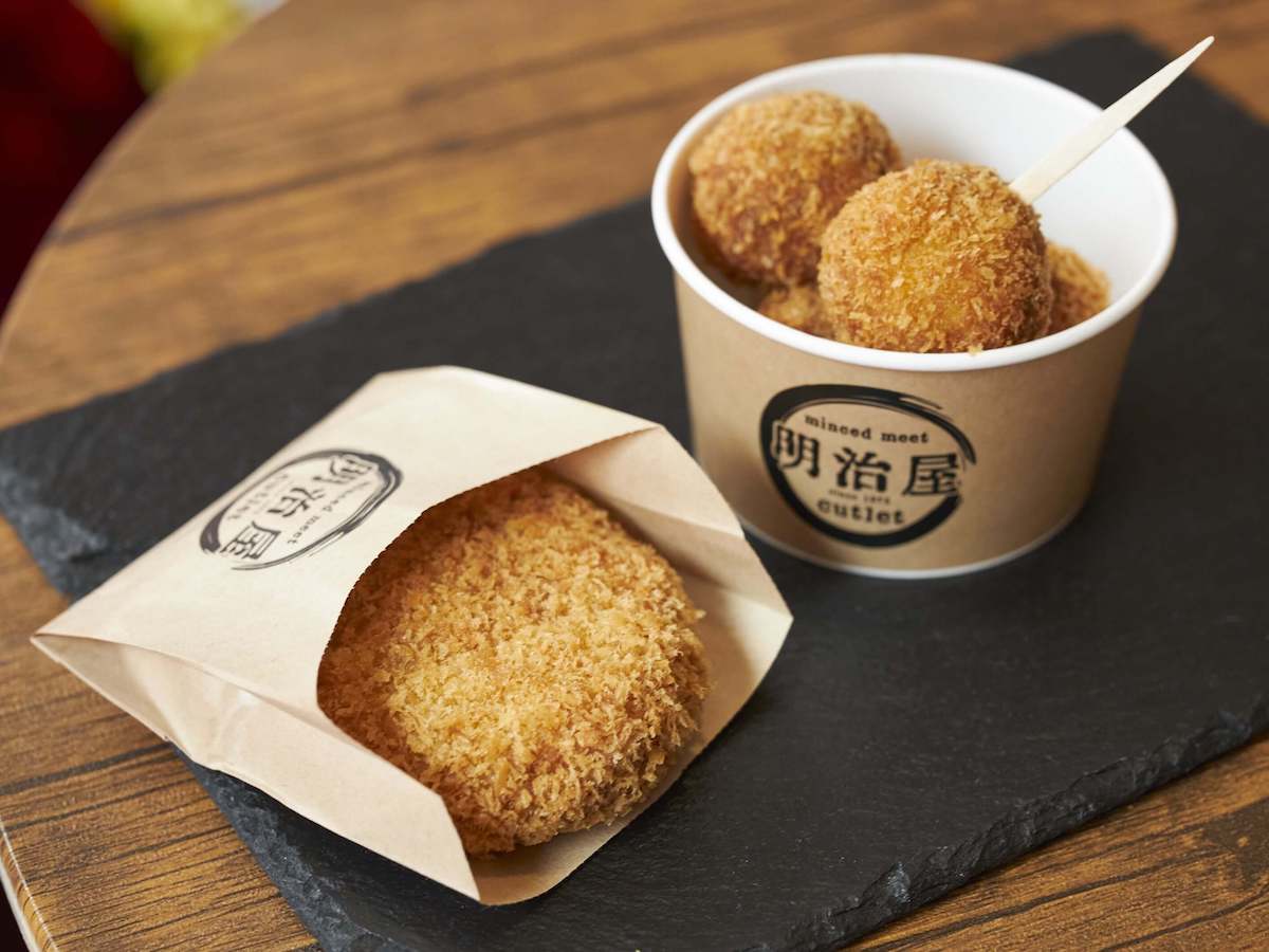 写真左から「ブルーチーズ入り大人のミンチ」 500円、「まるころミンチ」(5個入り) 500円