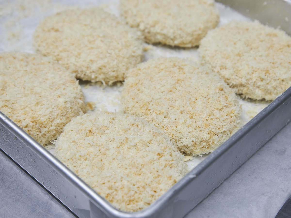 ミンチカツのおいしさを左右する衣にはやや粗めの生パン粉を使用