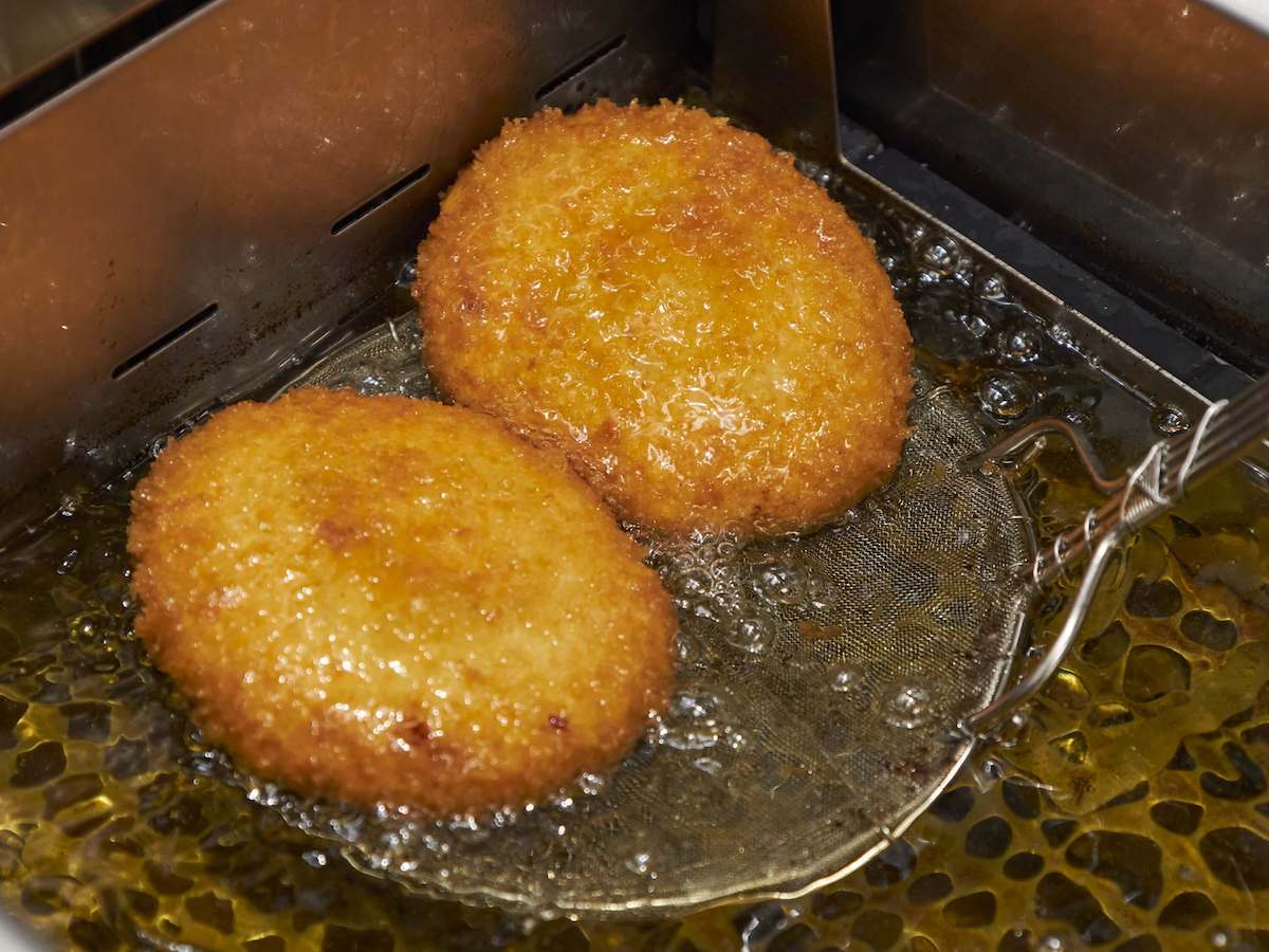 低温でじっくり時間をかけて揚げるのもポイント