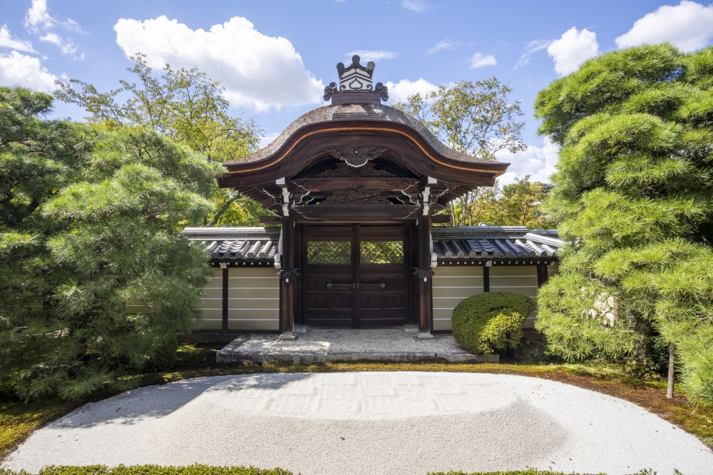 天皇の使いが出入りする時に使われた勅使門「唐門」