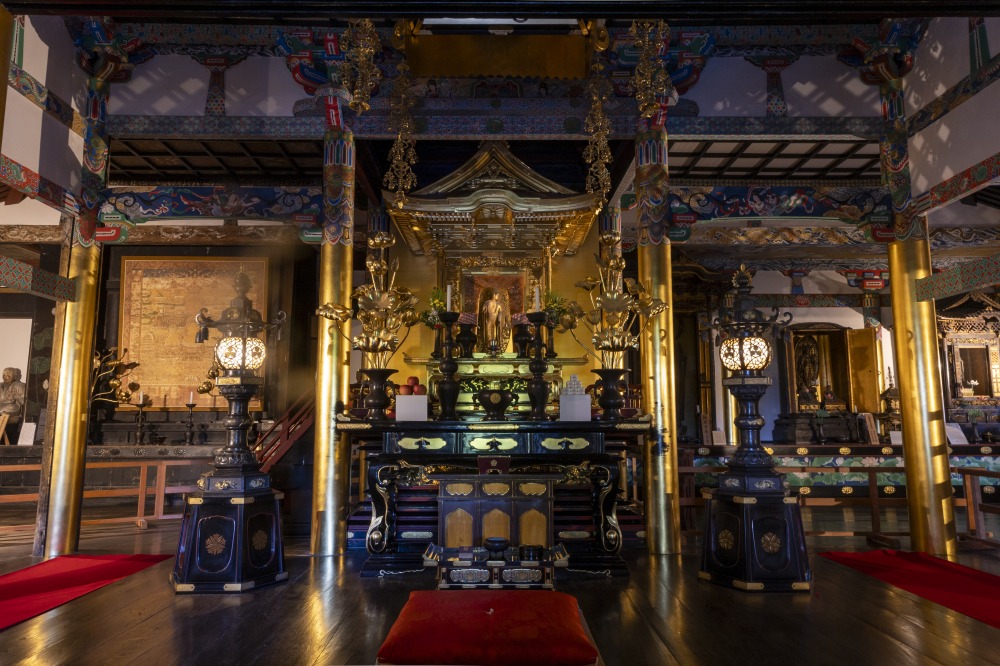 ご本尊の「みかえり阿弥陀」を安置する阿弥陀堂