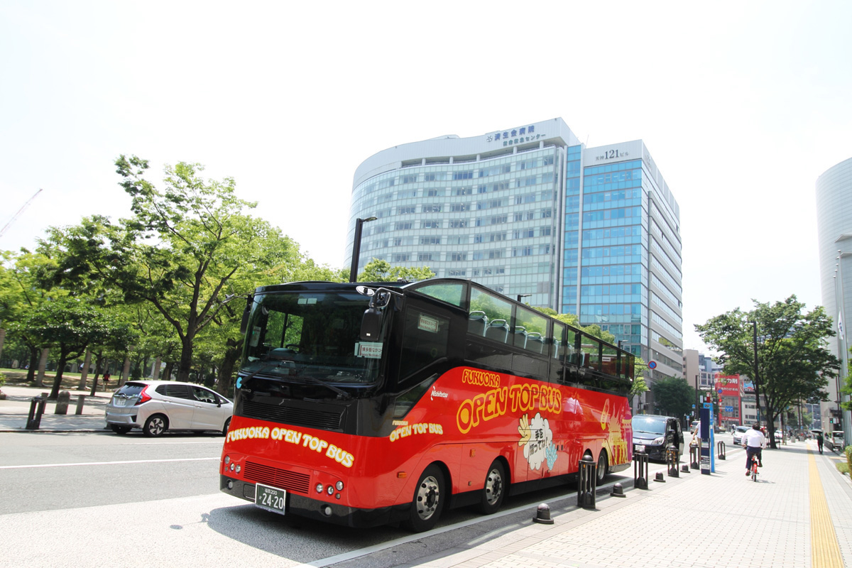 発着場所は福岡市庁舎前。ほかコース上数か所にバス停が設けられています