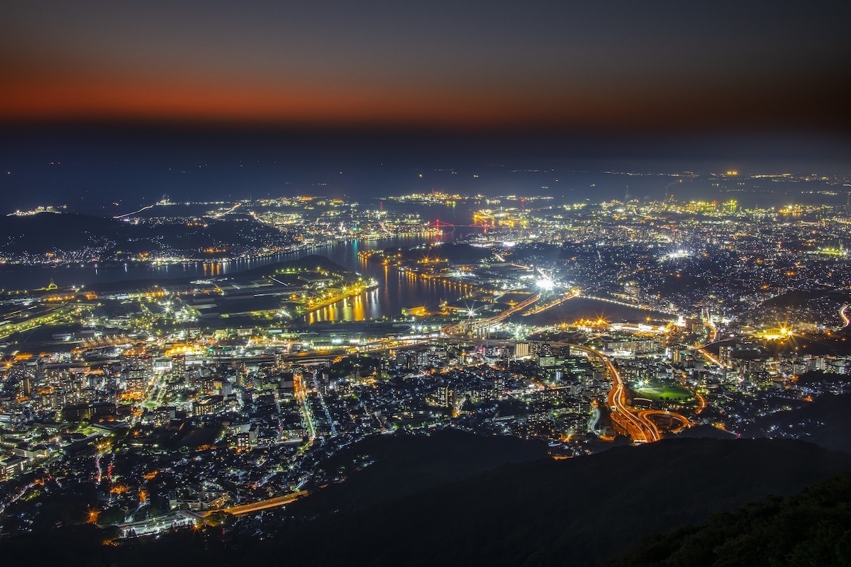 新日本三大夜景と恋人の聖地に選ばれた夜景／皿倉登山鉄道