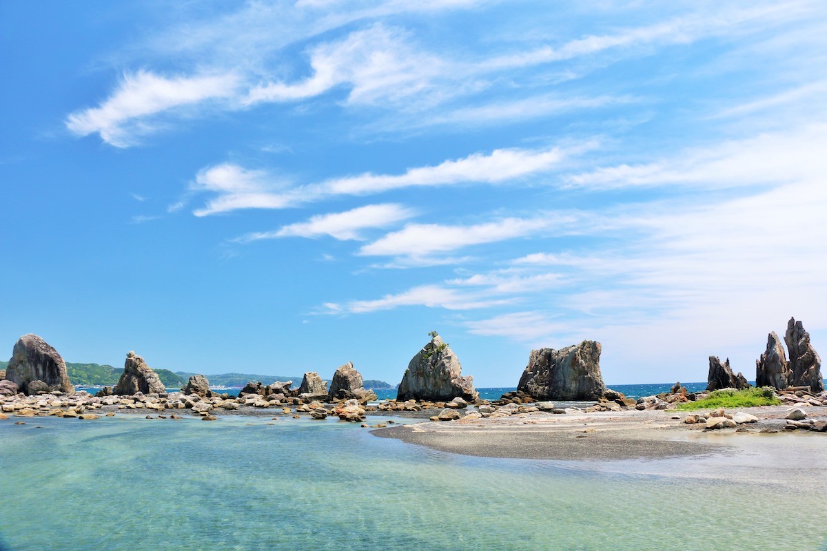 国の名勝・天然記念物にも指定されている「橋杭岩」