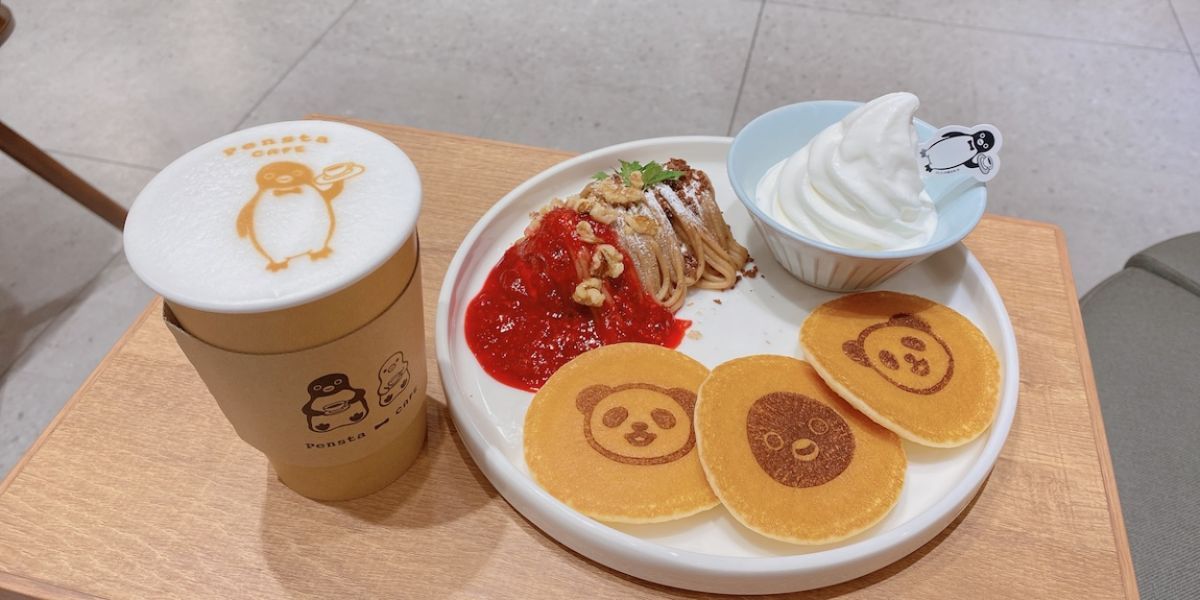左から「Suicaのペンギン ふわふわミルクのカフェラテ」680円、「Suicaのペンギン モンブランパンケーキ」1280円