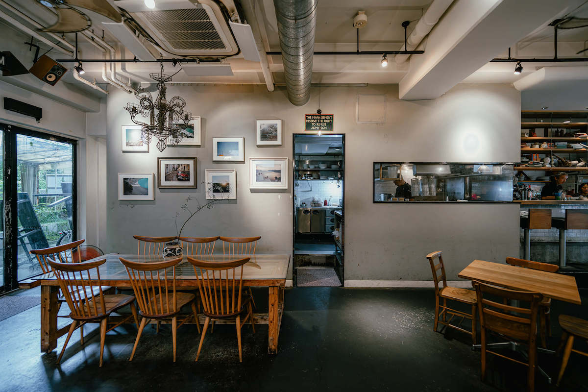 一番奥にあるゆったりしたテーブル席