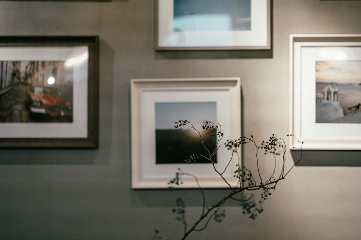 壁に掛けられたフィルム写真は常連さんでもある写真家の作品