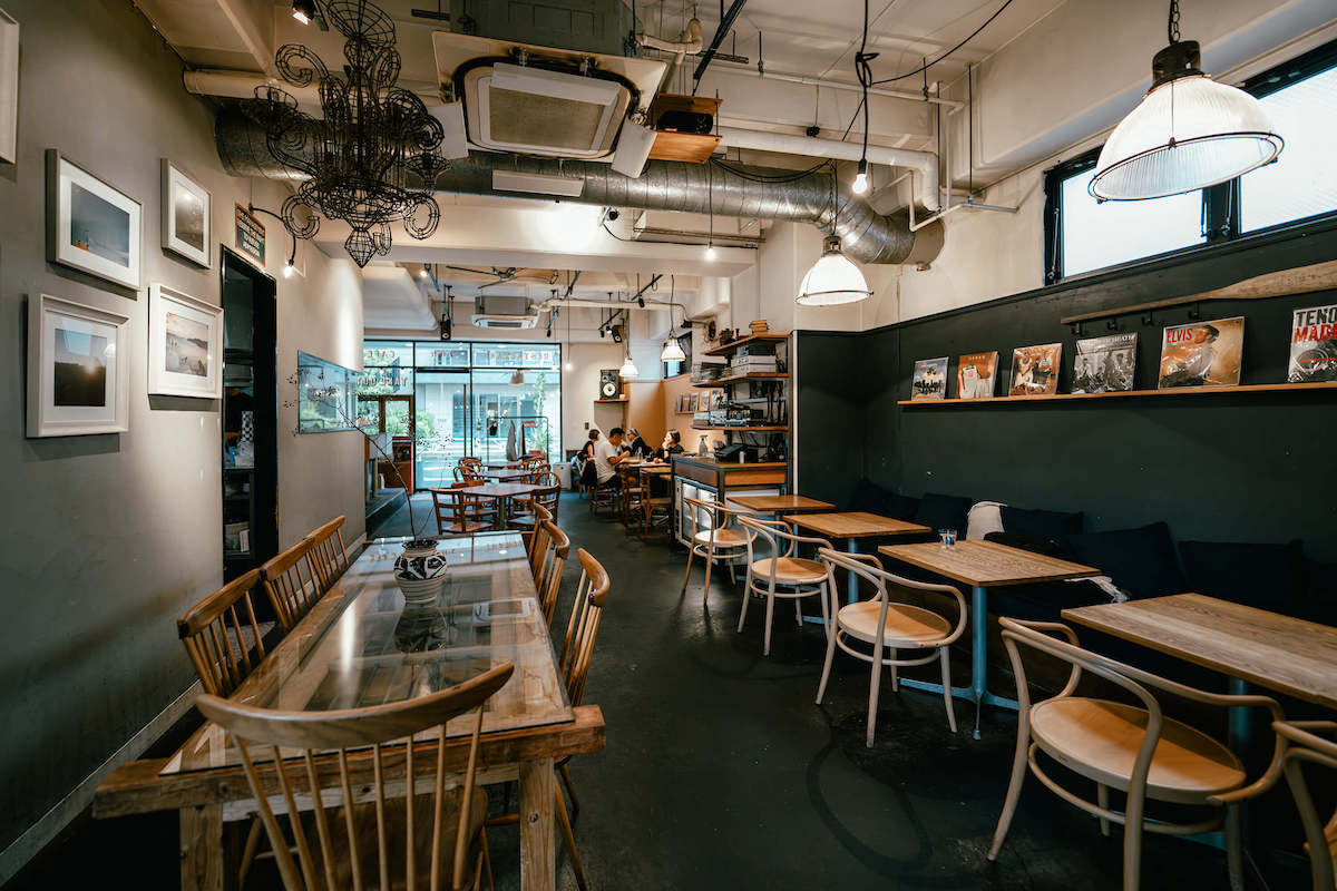 店外から見るよりも奥行きのある店内