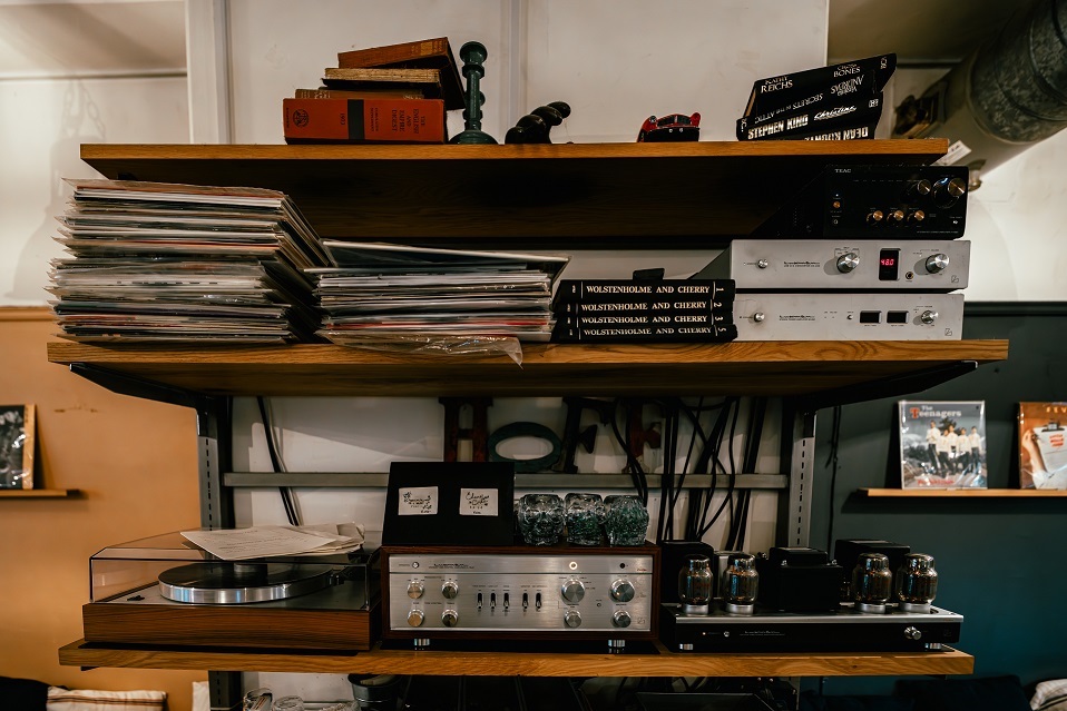 レコードプレーヤーと真空管アンプのあるお店は自然とテンションが上がる