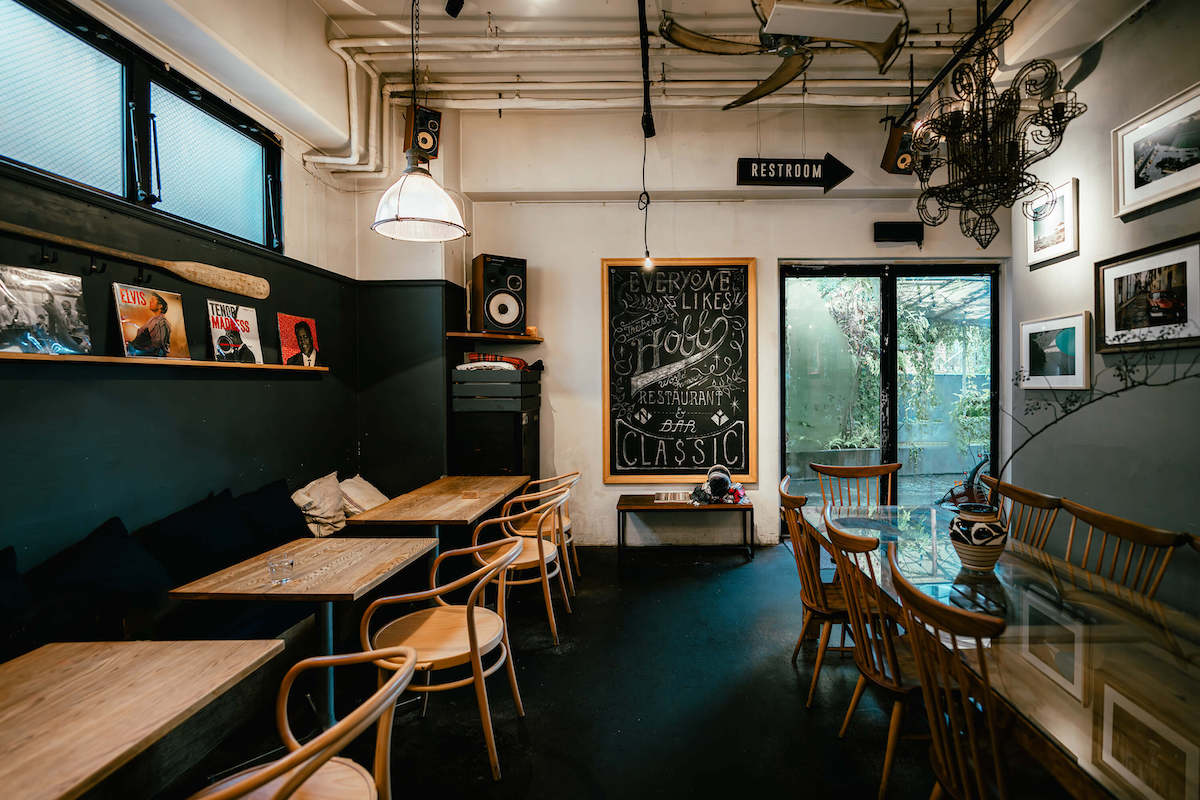 奥のガラス戸の外がテラス。この日は雨で閉鎖中