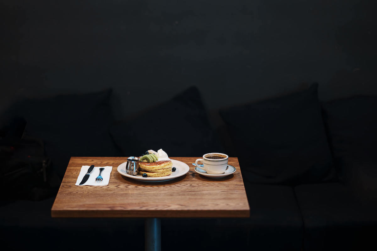 積み上げられてぷっくりしたボリューミーな「バターミルクパンケーキ」1200円が到着