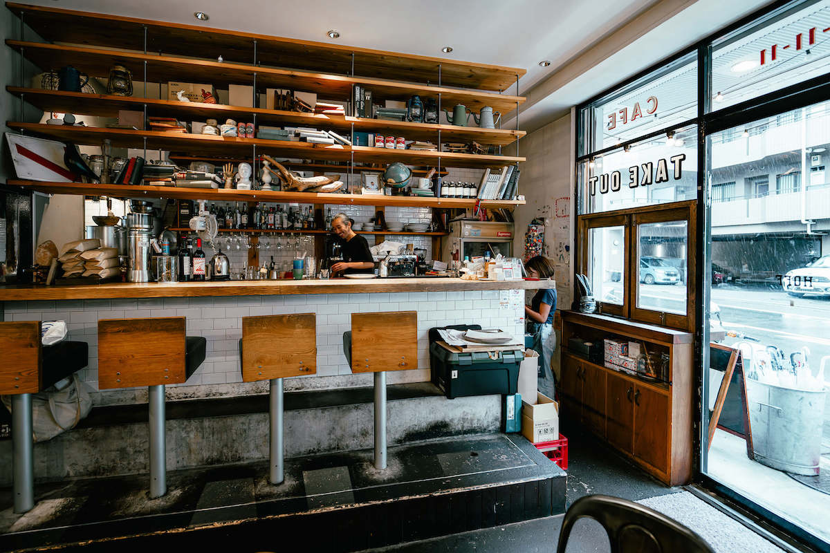 笑顔で出迎えてくれたオーナーの小池直樹さんをカウンター越しに