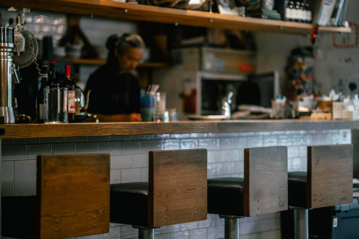 カウンターの向こうで仕込みをするオーナー