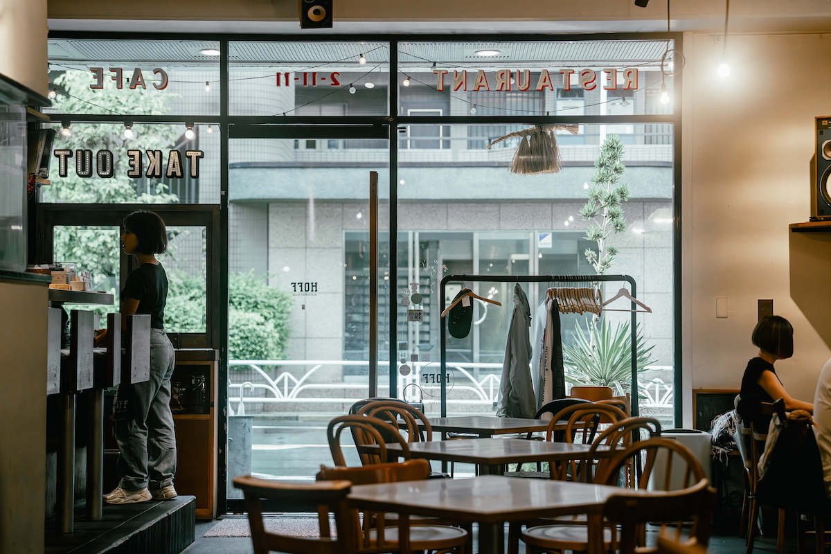 雨の日のしっとりした空気と流れてくるジャズに心が解ける