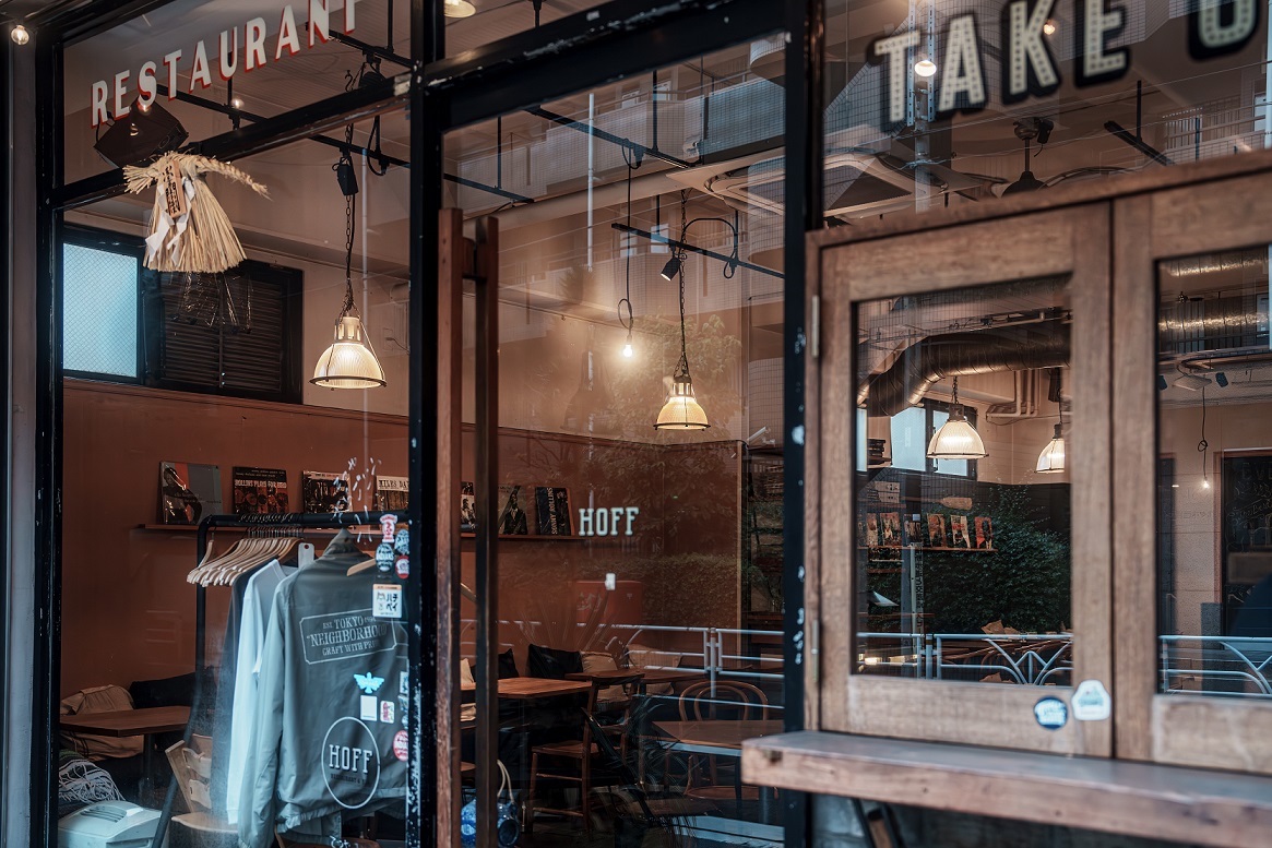 エントランスにある木枠の窓とテイクアウトの文字がブルックリンぽい