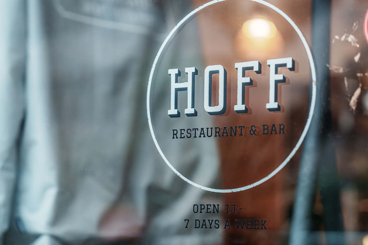 ディナータイムも人気でビールやカクテル、ウィスキー等アルコールメニューも充実している