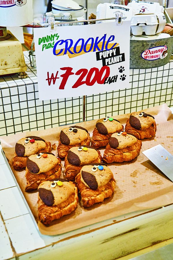 かわいいリスをバックに撮影！ ディスプ レイされている生活用品は非売品