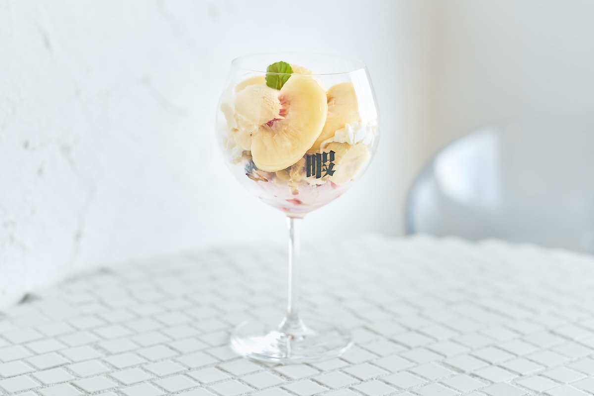 「季節のフルーツパフェ 桃」1300円。取材時は、桃と梨の2種あり