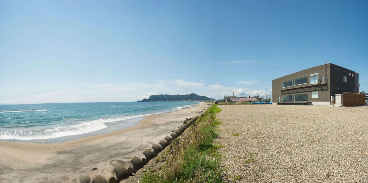 右側の建物が「六花亭　漁火通店」。正面に見えるのは函館のシンボル「函館山」