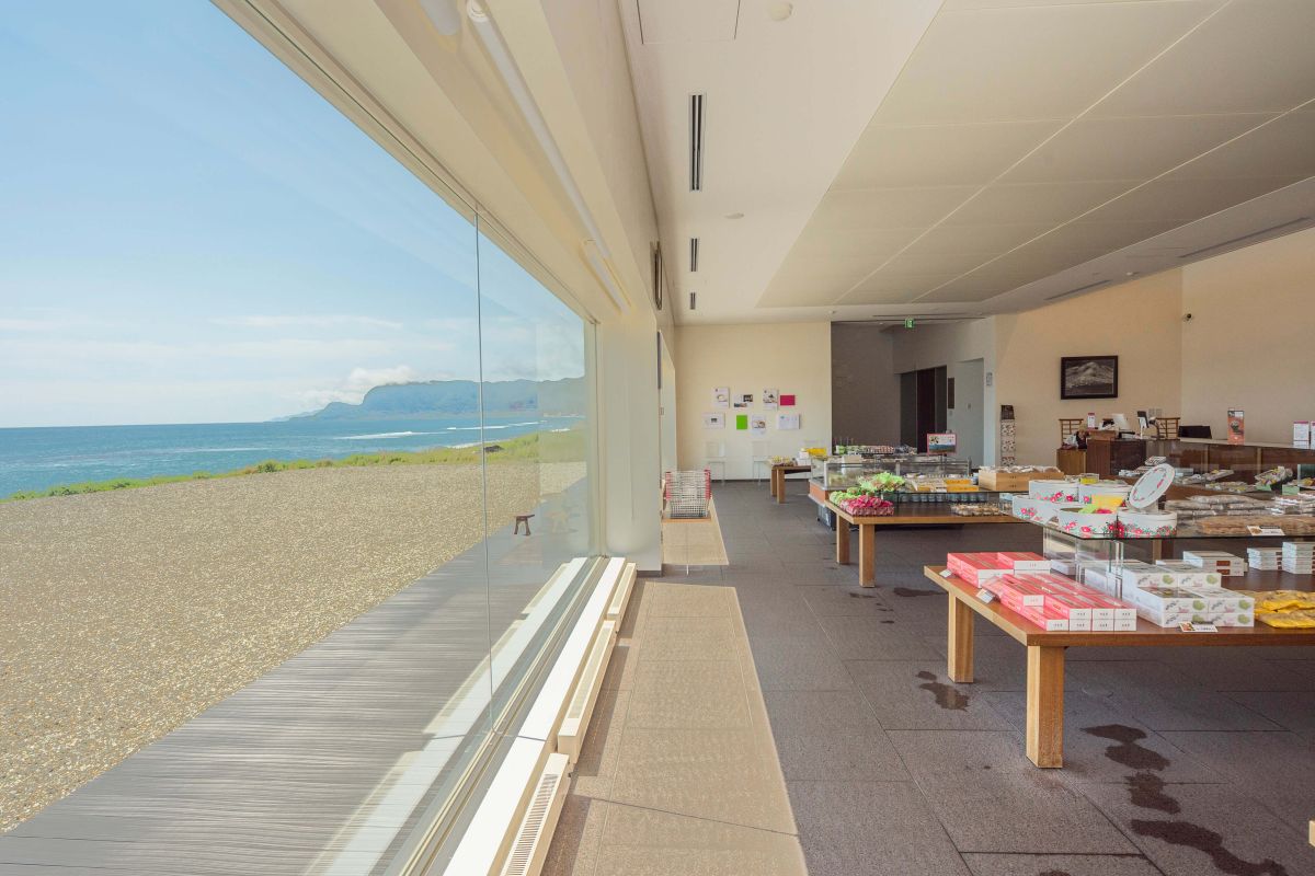 1階のショップからの景色も抜群。晴れた日には海辺の散歩もできる