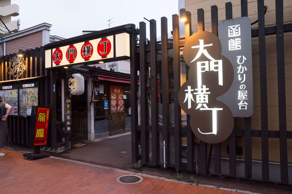 昔ながらの屋台の雰囲気を感じられる店が多くそろう