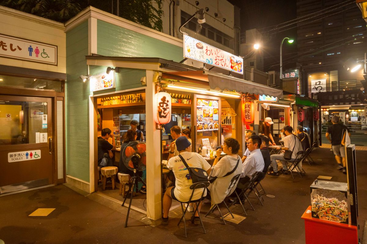 夕暮れ時、各店舗の軒先に灯りがともり、あちらこちらから乾杯の声が聞こえてきたら、大門横丁でのはしご酒のはじまり！