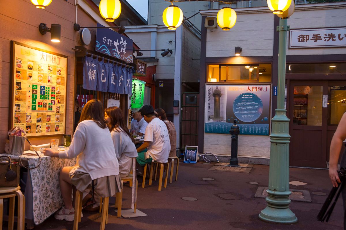 地産地消を示す緑提灯が目印