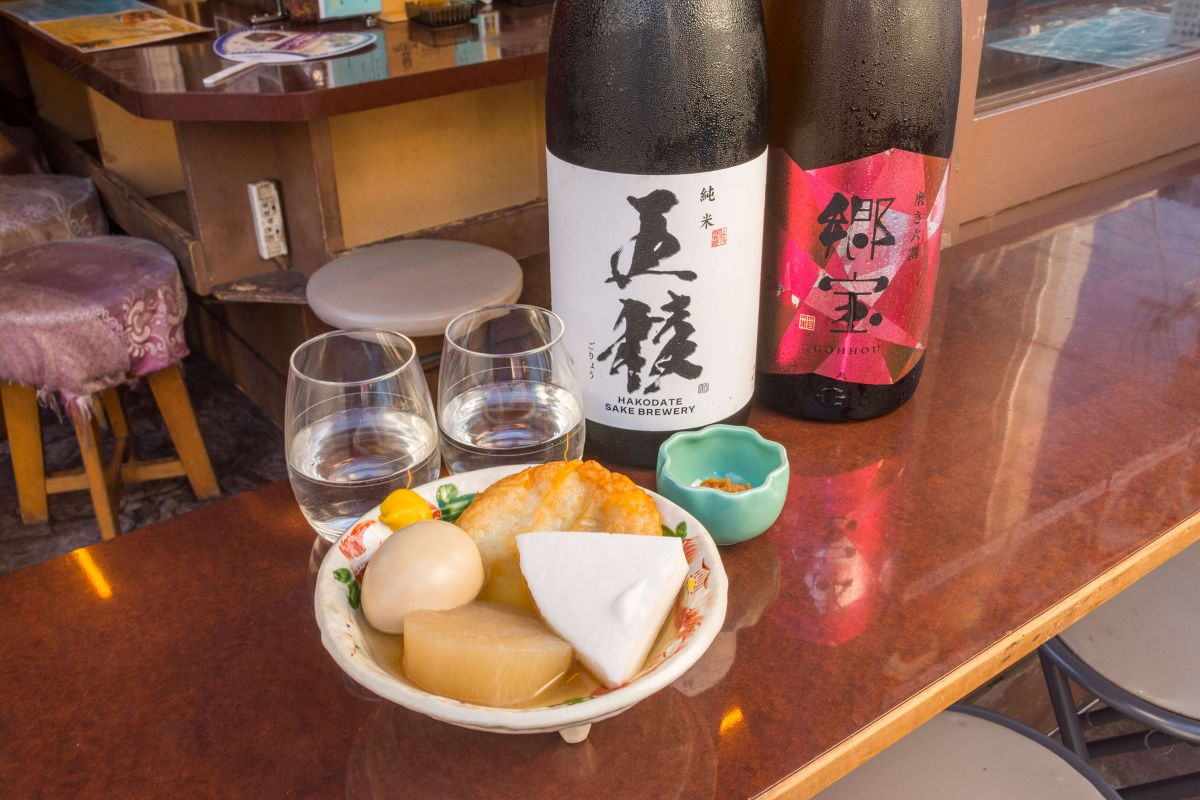 函館市の地酒「五稜」（左）や隣町の七飯町「郷宝」各750円など北海道産の日本酒も