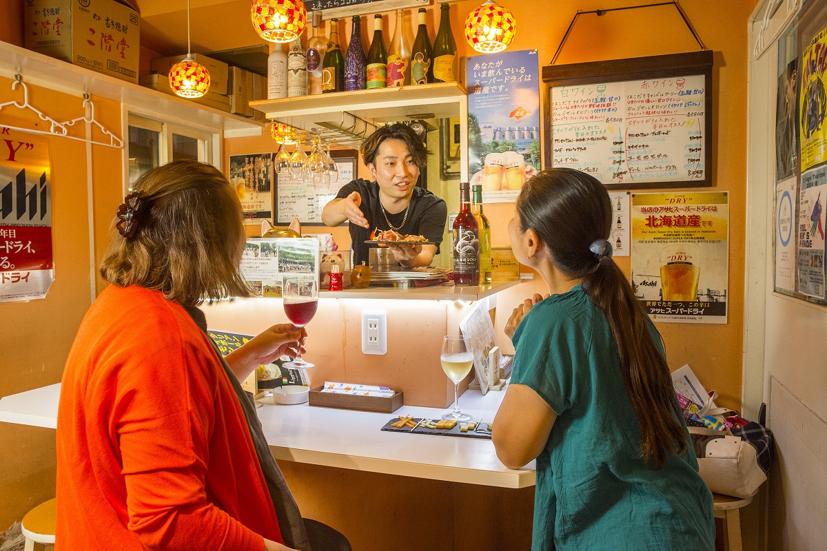 店のスタッフと距離も近く、話が盛り上がる