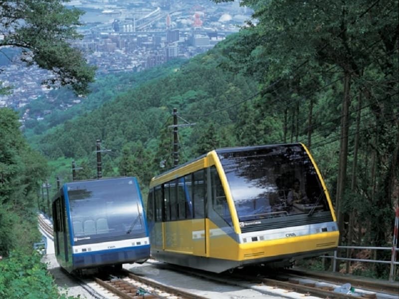 西日本最長級のスイス製ケーブルカー／皿倉登山鉄道
