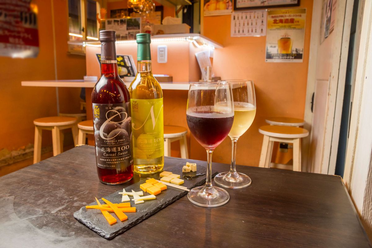 「はこだてキャンベルアーリ―」（左）、「はこだてナイアガラ」は、いずれもグラスワインで楽しめる。各580円