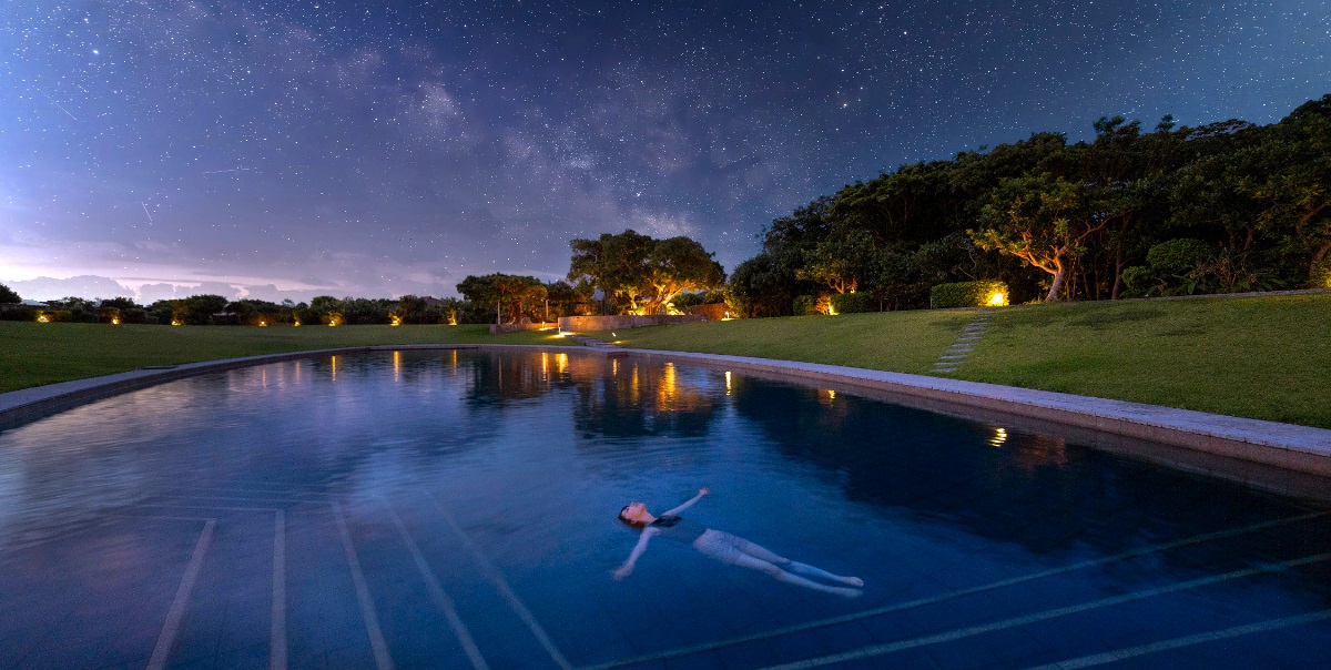 「星のや竹富島」で特別なひとときを！「星降る夜のホットプール浮遊浴」が2024年11月1日～2025年2月28日まで開催