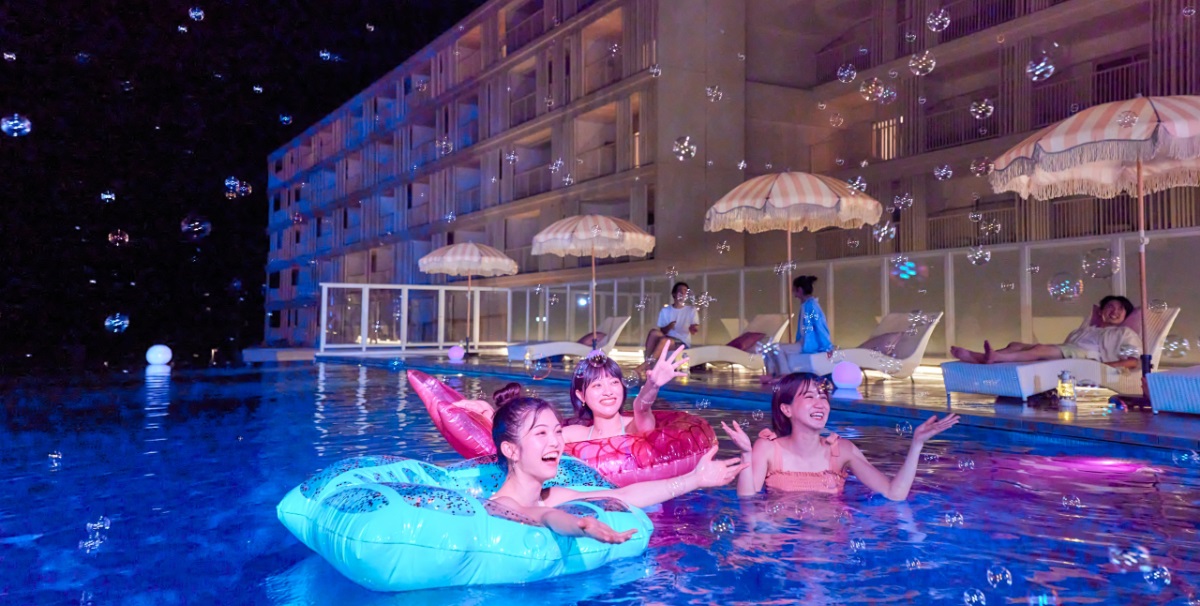 「星野リゾート BEB5沖縄瀬良垣(ベブ)」でナイトプールやバレルサウナを楽しめる「ウィンタープールパーティー」開催
