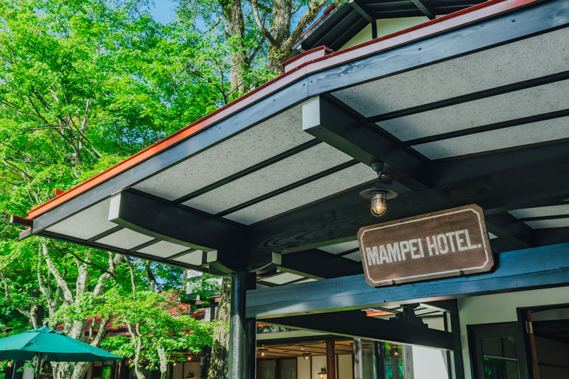 ゲストを迎える看板は、1894年の開業当初から今も変わらず使われています