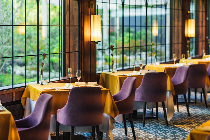 明るく開放的なダイニングテラス。床のモザイク柄のタイルがかわいい