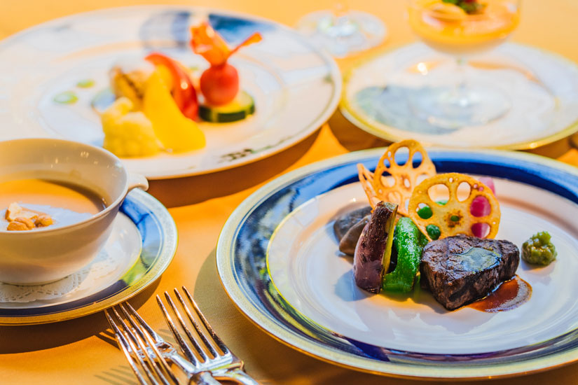 ディナーコース「けやき」は21000円(税・サ込み、料金は以下同)