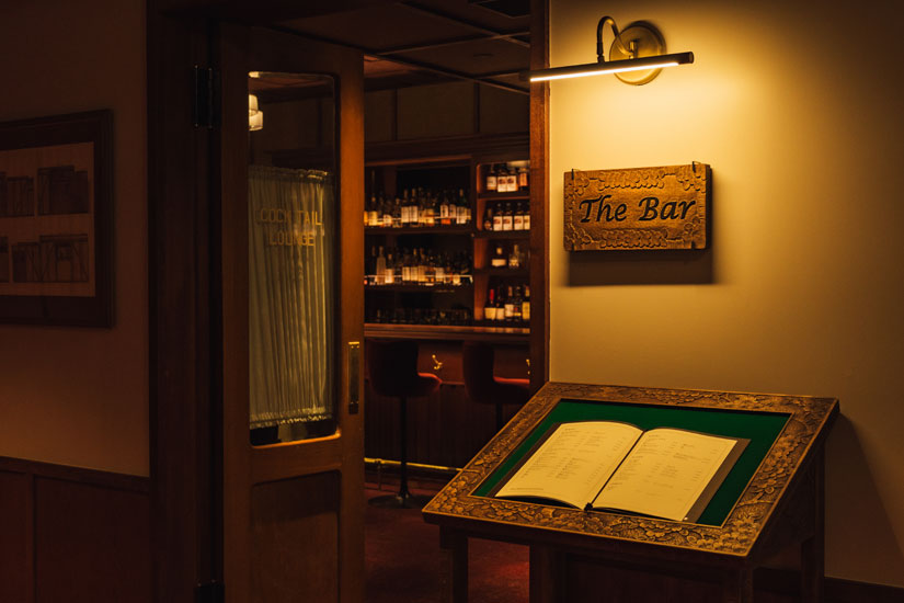 看板とメニュースタンドは、伝統工芸品である軽井沢彫