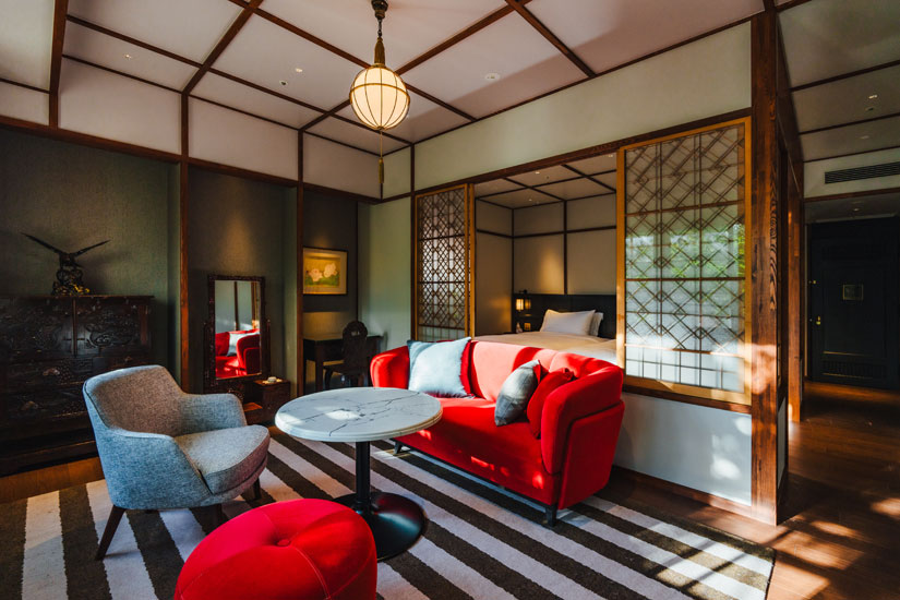 重厚な軽井沢彫の箪笥とモダンなソファが美しく共存