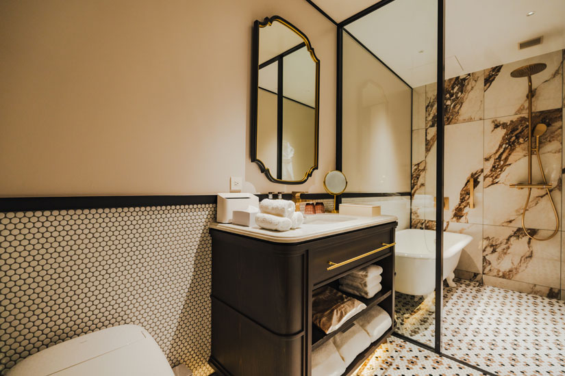 猫足バスタブとタイルが素敵なバスルーム。天井から降り注ぐレインシャワーも気持ちいい