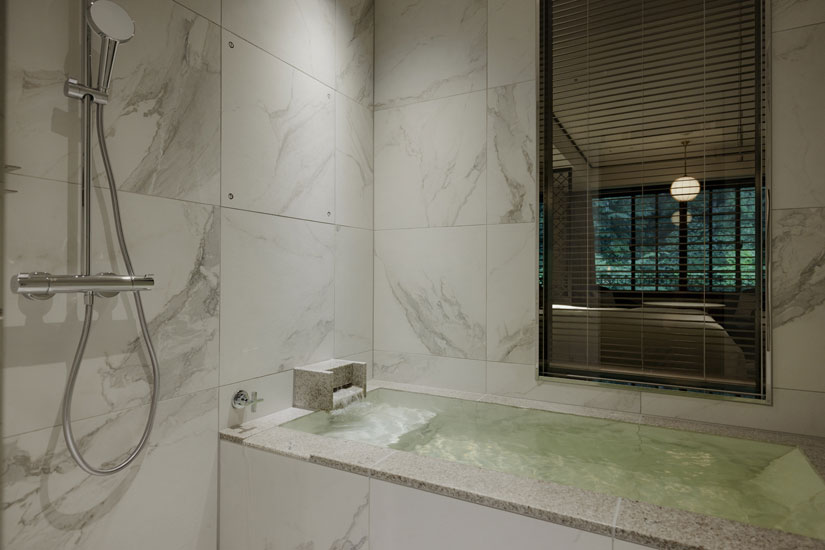 天然温泉をたたえたプレミアルームのバスルーム