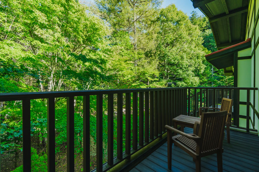 1室のみの碓氷スイートには、鮮やかな緑に包まれたテラス付き