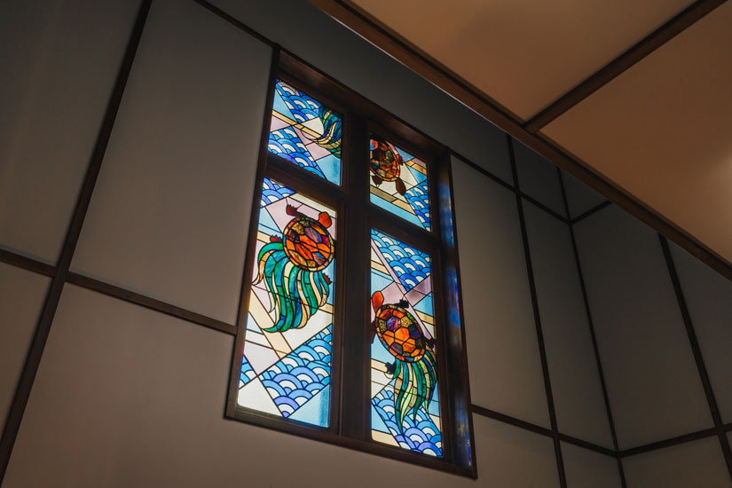 ロビーから客室に向かう階段部分には、「亀屋」の名残を伝えるステンドグラス