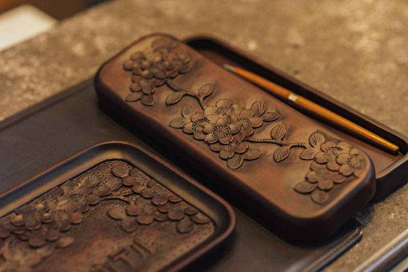フロントのキャッシュトレーや筆箱にも、桜モチーフの軽井沢彫があしらわれています