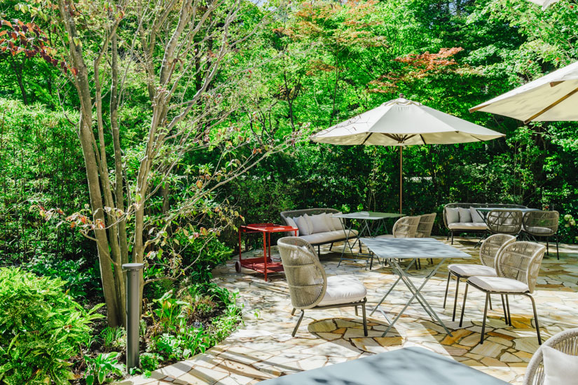 客室以外でもゆっくり過ごせるスペースがほしいという声から、自由に座れるテラス席も設けられました