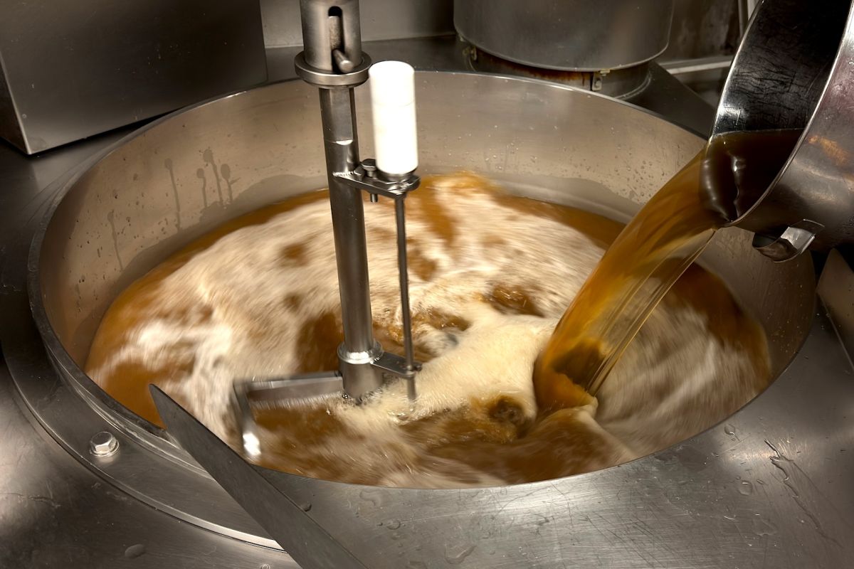 干し椎茸のもどし汁を大量に加えて担仔麺のスープを作る工程