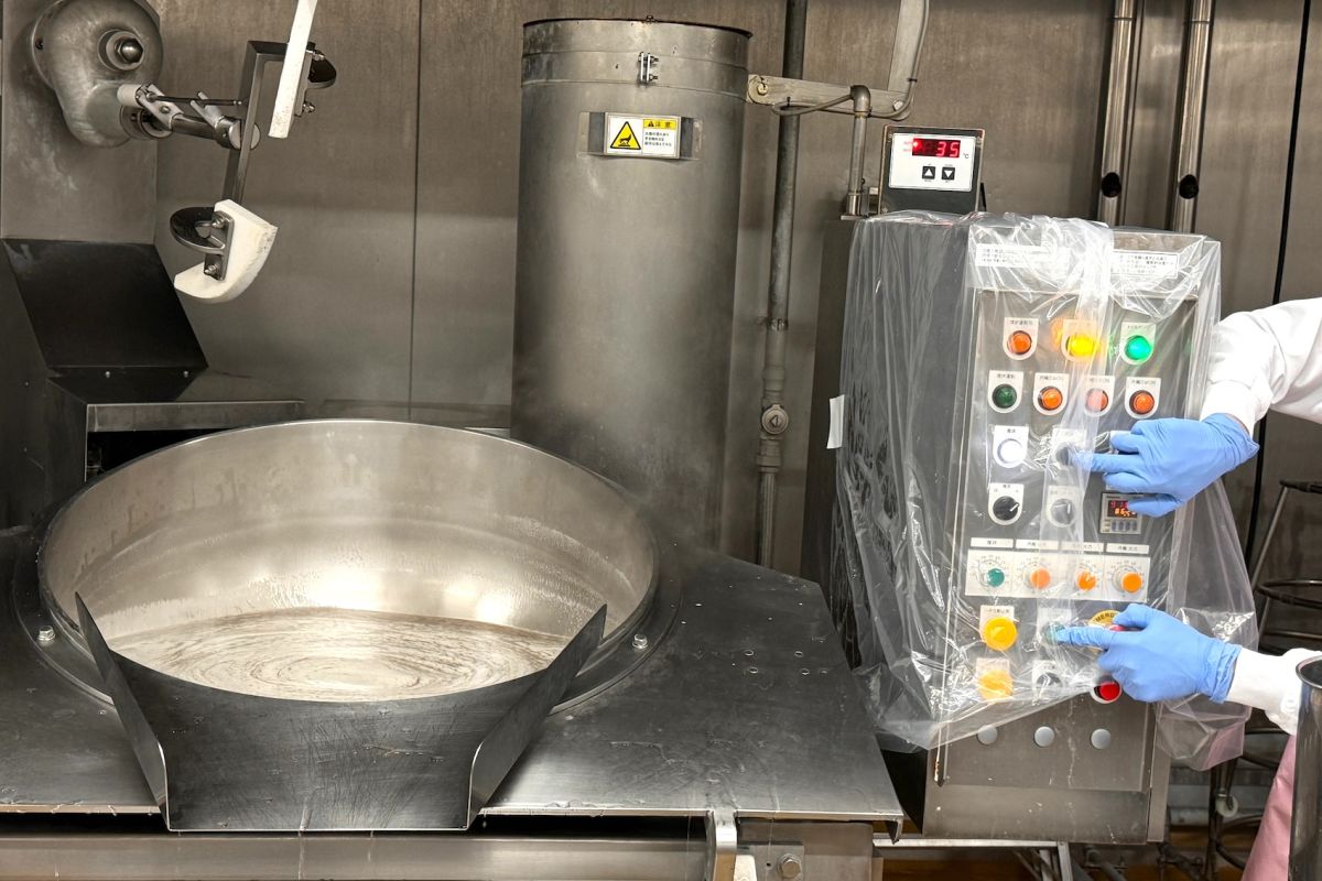 大鍋を傾けたり、温度管理はボタン一つで操作