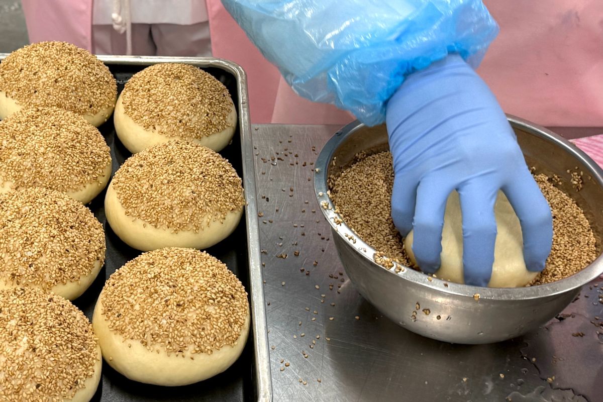 胡椒餅にゴマを付けるのは、完全に手作業